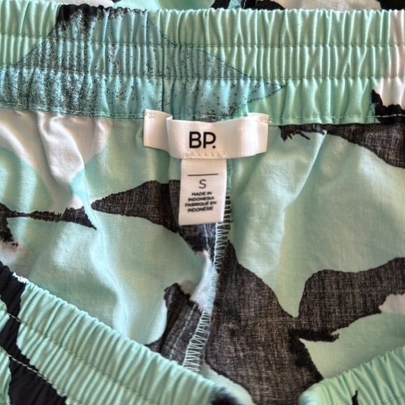 🆕 BP Women's Black Green Painted Camo Athletic Shorts Size S - Picture 3 of 4